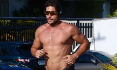 Ex-BBB André Martinelli exibe os músculos ao correr na Barra Da Tijuca