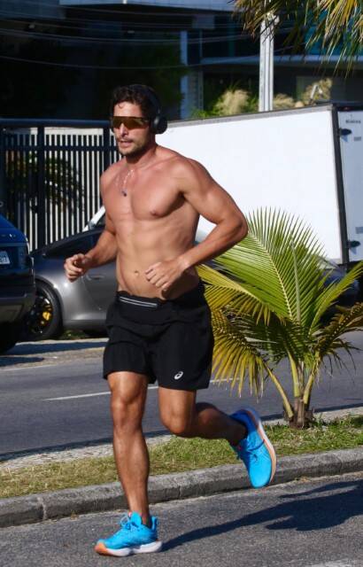 Ex-BBB André Martinelli exibe os músculos ao correr na Barra Da Tijuca (Foto: Fabricio Pioyani / AgNews)