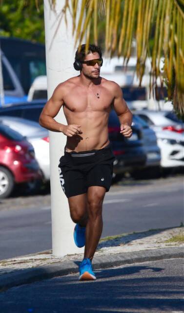 Ex-BBB André Martinelli exibe os músculos ao correr na Barra Da Tijuca (Foto: Fabricio Pioyani / AgNews)