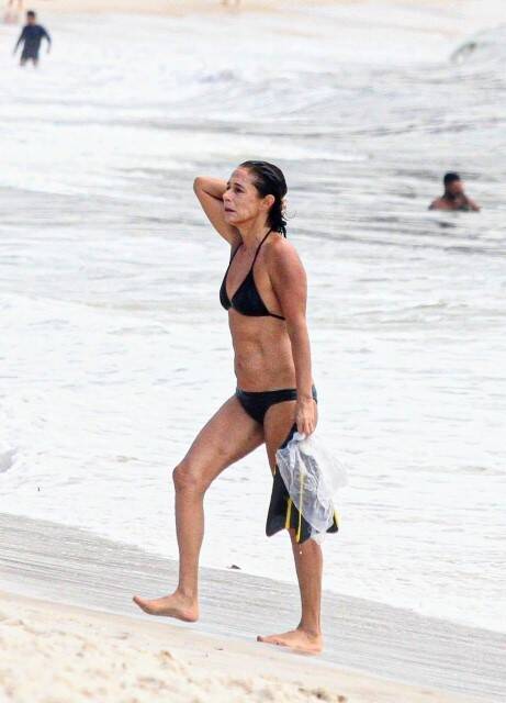 Andréa Beltrão é flagrada nadando no mar na praia de Copacabana (Foto: Daniel Delmiro / AgNews)