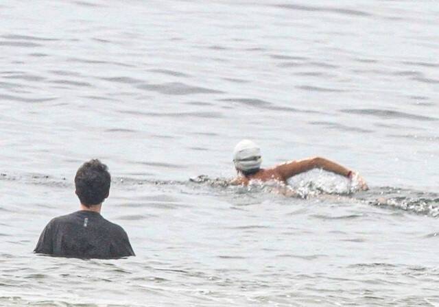 Andréa Beltrão é flagrada nadando no mar na praia de Copacabana (Foto: Daniel Delmiro / AgNews)