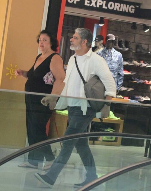 William Bonner é flagrado fazendo compras por shopping do RJ (Foto: Daniel Delmiro / AgNews)