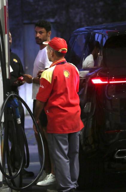 Cauã Reymond dá show de simpatia ao ser tietado em posto de gasolina (Foto: Fabricio Pioyani / AgNews)
