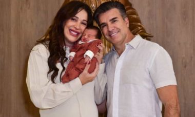 Claudia Raia e marido deixam maternidade com o filho, Luca