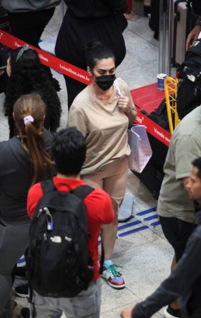 Cleo come em aeroporto após ter voo cancelado pela chuva (Foto: Rodrigo Adao / AgNews)