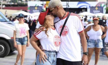 Viviane Araújo dá beijão no marido durante apuração do Carnaval do RJ
