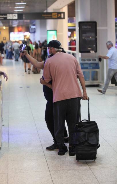 Eduardo Sterblitch é flagrado embarcando em aeroporto do RJ (Foto: Rodrigo Adao / AgNews)
