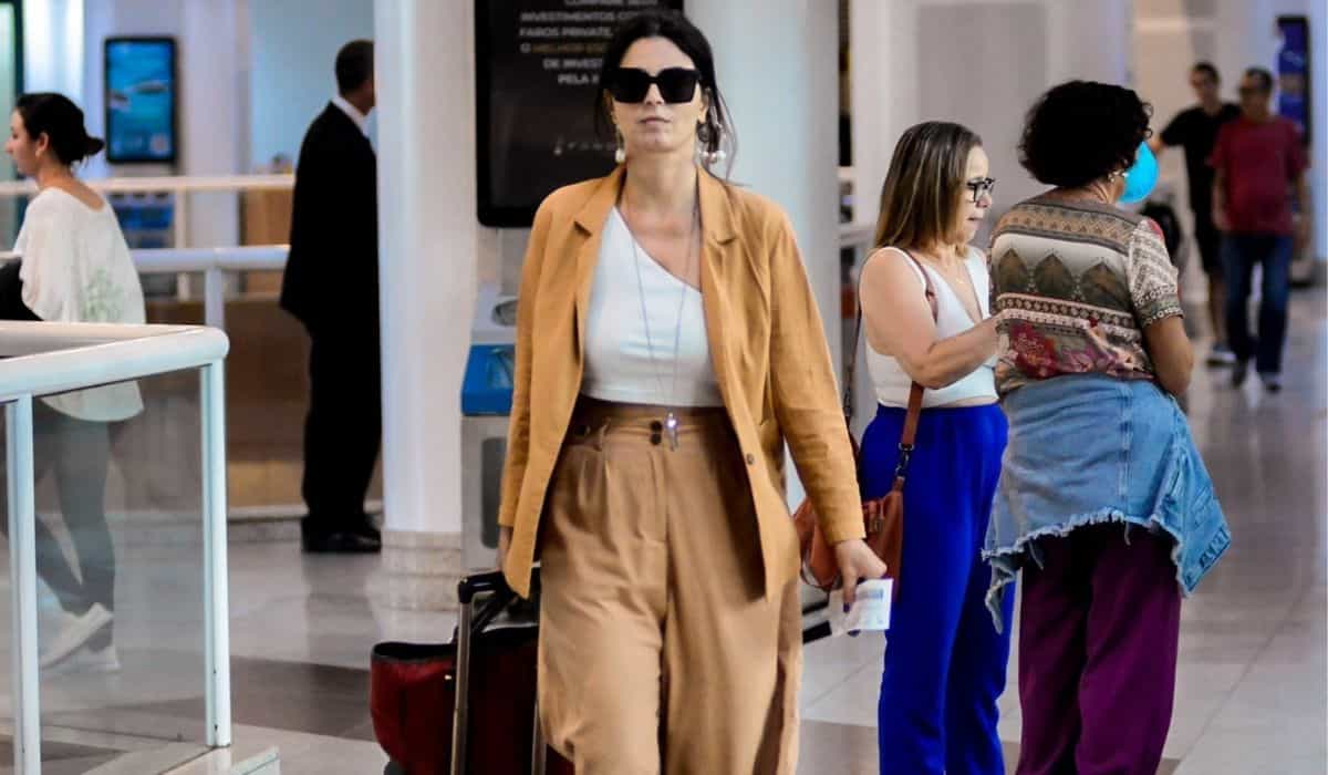 Emanuelle Araújo surge estilosa ao embaracar em aeroporto do RJ