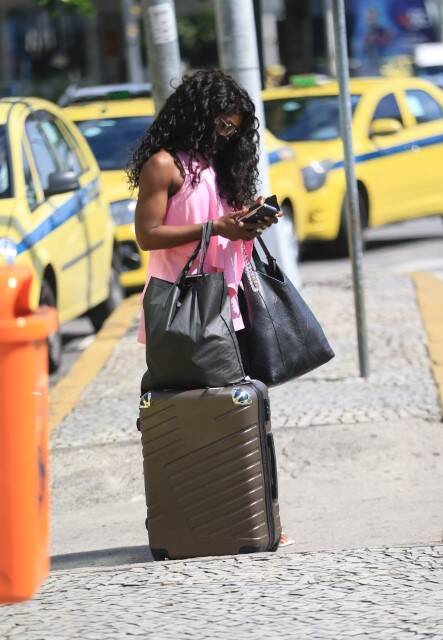Érika Januza é vista desembarcando no RJ após ida á SP (Foto: Vitor Eduardo / AgNews)