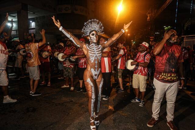 De caveira, Érika Januza se destaca em ensaio de rua da Viradouro (Foto: Delson Silva / AgNews)