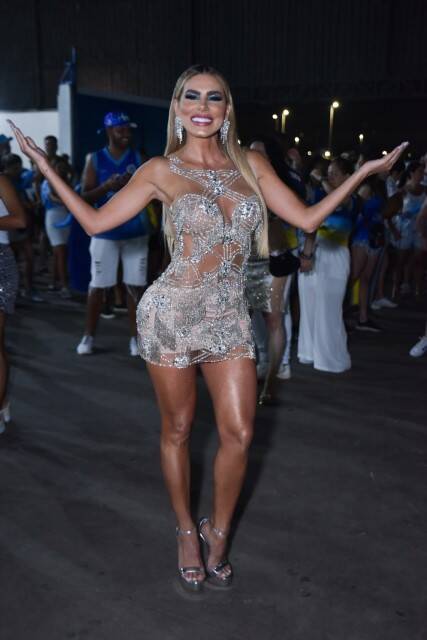 Carnaval 2023: Erika Schneider cai no samba em ensaio em SP (Foto: Leo Franco / AgNews)