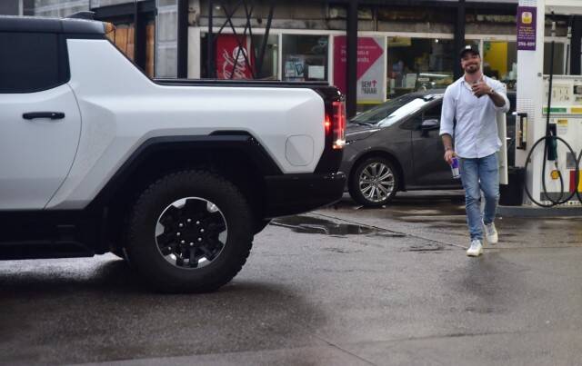 Felipe Titto é flagrado andando com carro de R$ 2 milhões em SP (Foto: Leo Franco / AgNews)