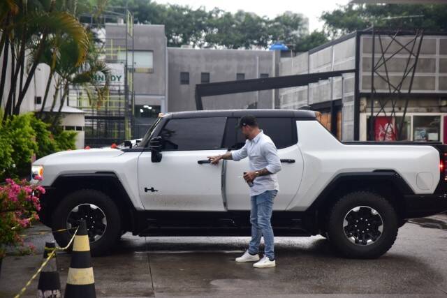 Felipe Titto é flagrado andando com carro de R$ 2 milhões em SP (Foto: Leo Franco / AgNews)