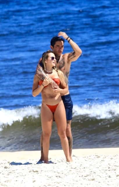 Gabi Martins é flagrada aos beijos com namorado em praia do RJ (Foto: Fabricio Pioyani / AgNews)