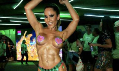 Carnaval 2023: Mulher Melão esbanja beleza com fantasia ousada em camarote