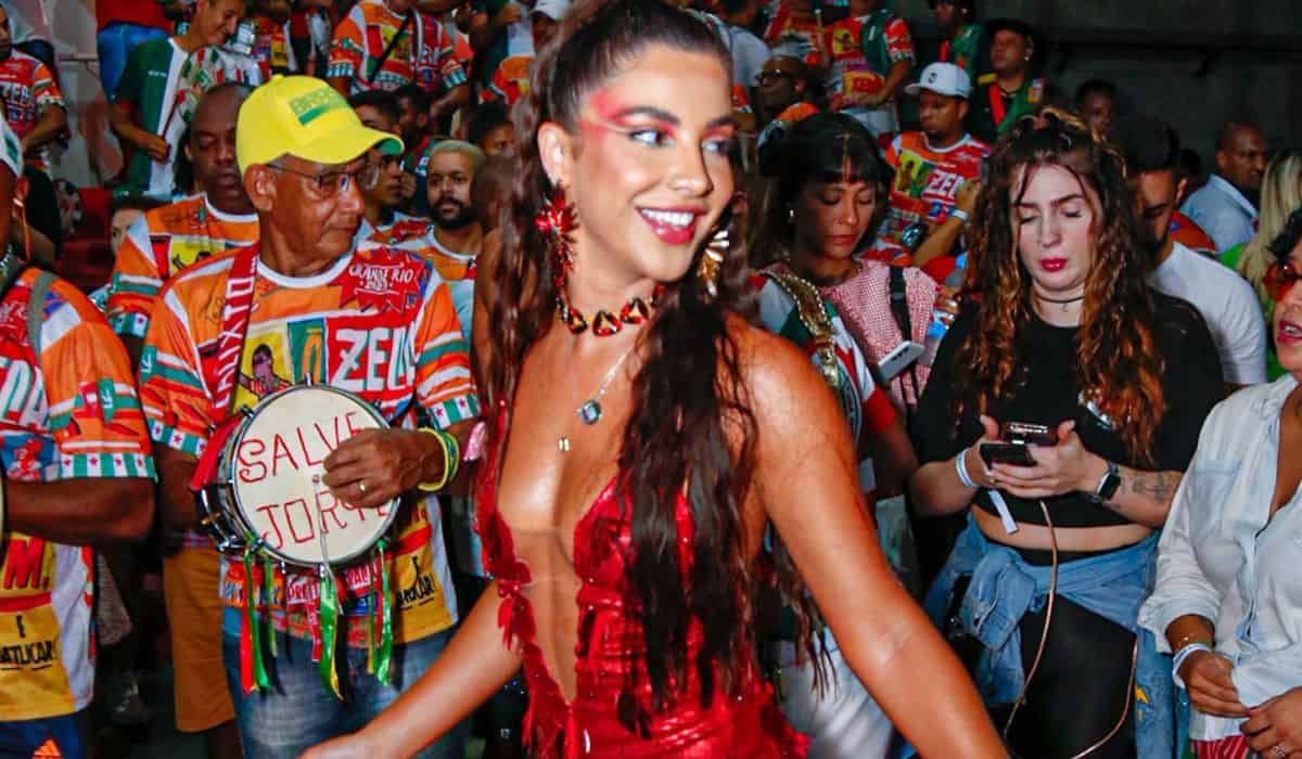 Gabriela Versiani arrasa ao cair no samba em ensaio de Carnaval
