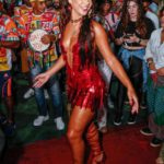 Gabriela Versiani arrasa ao cair no samba em ensaio de Carnaval (Foto: Paulo Tauil / AgNews)