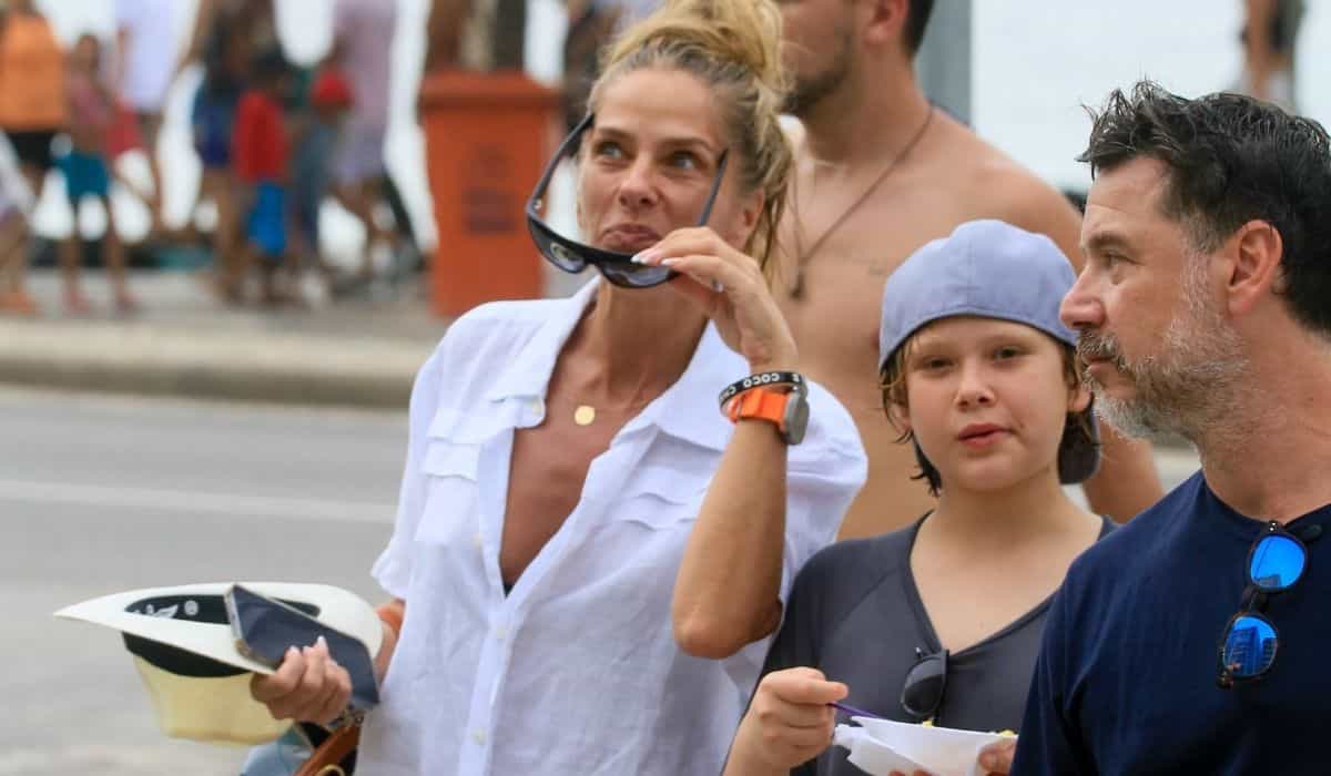 Após desfilar no Carnaval, Galisteu curte dia de praia no RJ