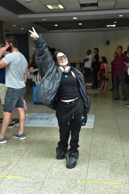 Sorridente, Gkay vista desembarcando em aeroporto de São Paulo (Foto: Leo Franco / AgNews)