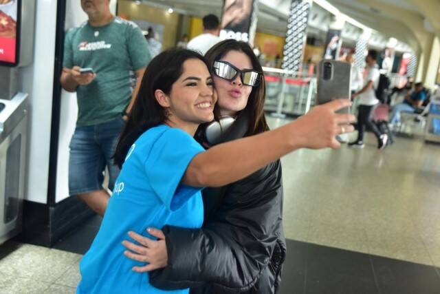 Sorridente, Gkay vista desembarcando em aeroporto de São Paulo (Foto: Leo Franco / AgNews)