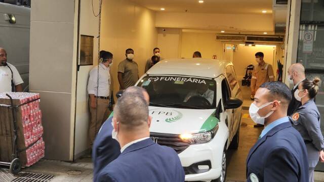 Carro levando corpo de Glória Maria deixa hospital no RJ (Foto: Daniel Delmiro / AgNews)