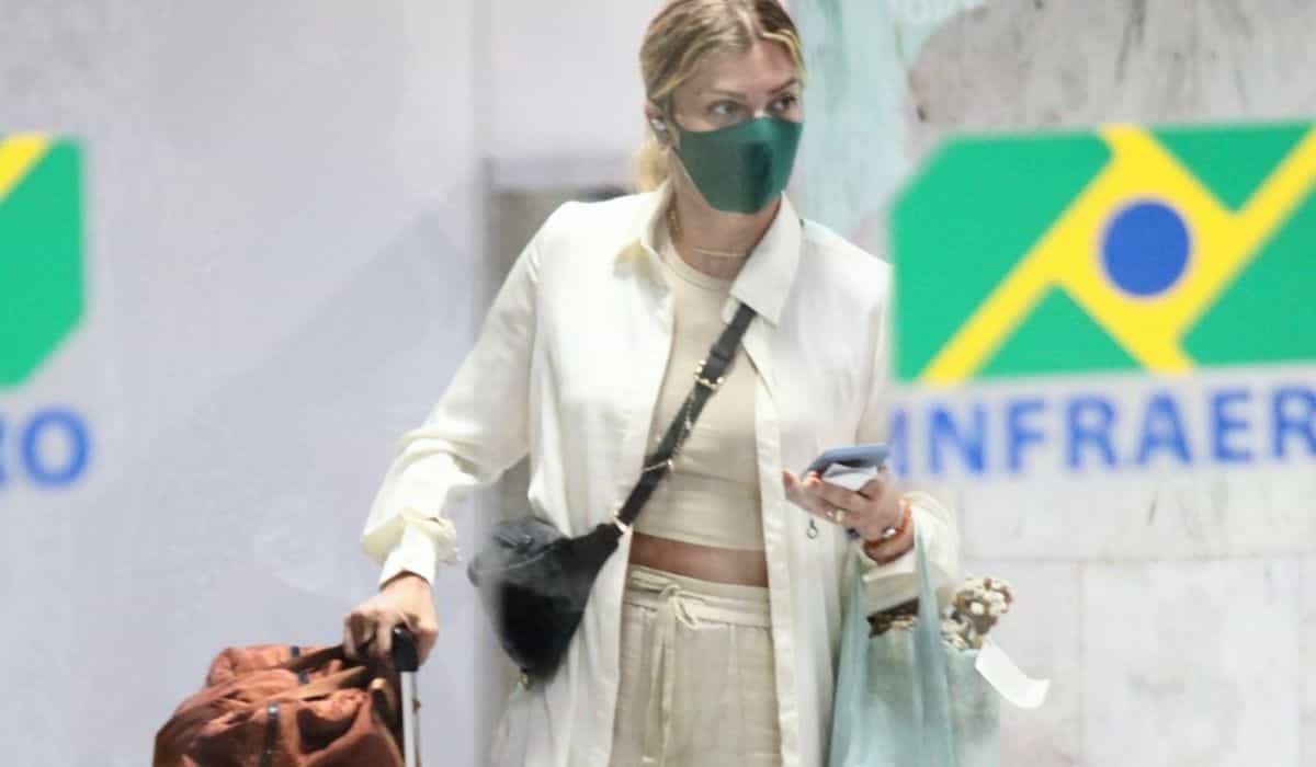 Após viagem na Bahia, Grazi Massafera é flagrada em aeroporto do RJ