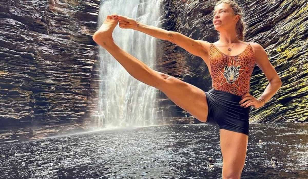 Grazi Massafera posa fazendo ioga em cachoeira na Bahia
