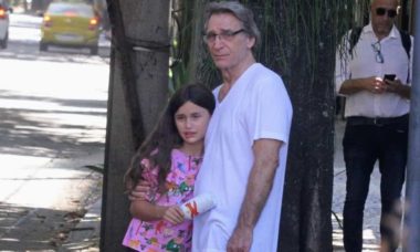 Herson Capri faz aparição rara com a filha ao passear pelo Leblon