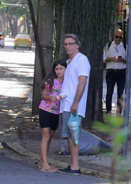 Herson Capri faz aparição rara com a filha ao passear pelo Leblon (Foto: Daniel Delmiro / AgNews)