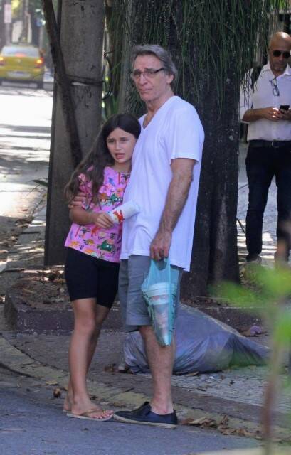 Herson Capri faz aparição rara com a filha ao passear pelo Leblon (Foto: Daniel Delmiro / AgNews)