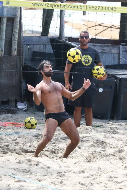 Hugo Moura, marido Deborah Secco, joga futevôlei em praia do RJ (Foto: Dilson Silva / AgNews)