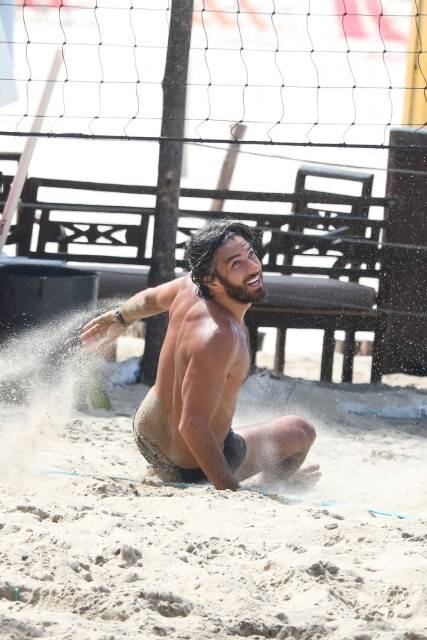 Hugo Moura, marido Deborah Secco, joga futevôlei em praia do RJ (Foto: Dilson Silva / AgNews)