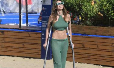 Após acidente, Luciana Gimenez surge de muletas em praia do Rio