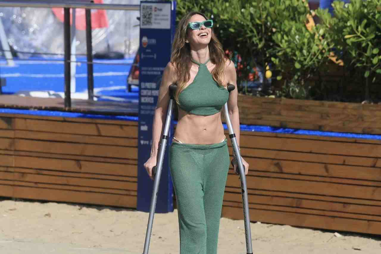 Após acidente, Luciana Gimenez surge de muletas em praia do Rio