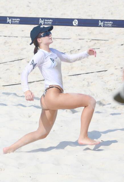 Jade Picon exibe abdômen tanquinho ao curtir praia no RJ (Foto: Fabricio Pioyani / AgNews)