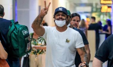 Jesus Luz é flagrado embarcando em aeroporto do Rio de Janeiro