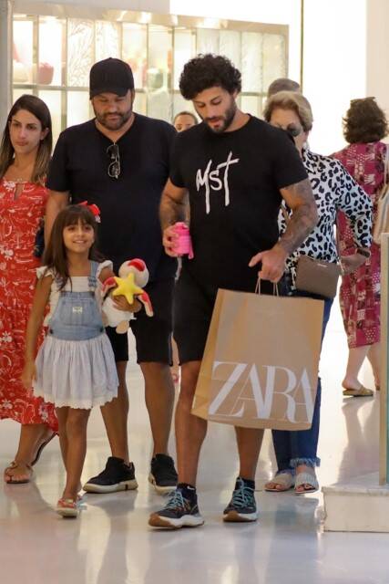 Jesus Luz é visto fazendo compras com a filha em shopping do RJ (Foto: Victor Chapetta / AgNews)
