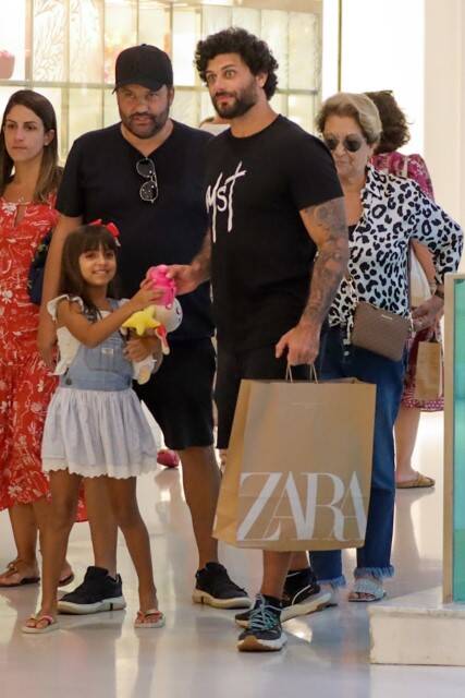 Jesus Luz é visto fazendo compras com a filha em shopping do RJ (Foto: Victor Chapetta / AgNews)