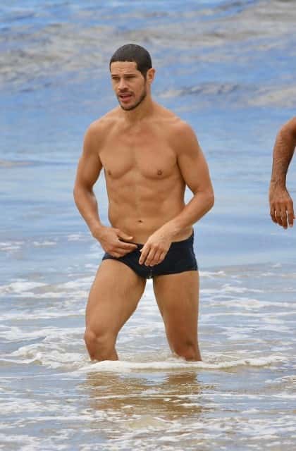 Solteiro, José Loreto curte dia de praia no RJ e é tietado por fãs (Foto: Fabricio Pioyani / AgNews)