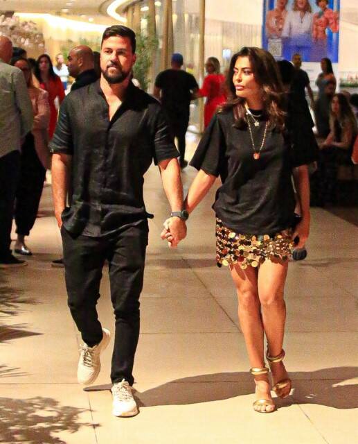 Juliana Paes passeia de mãos dadas com marido em shopping do RJ (Foto: Edson Aipim / AgNews)