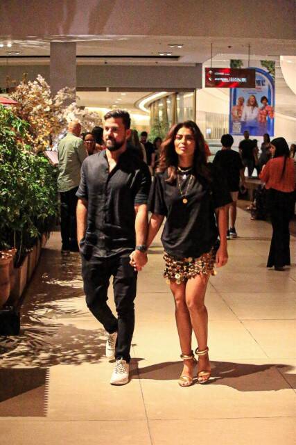Juliana Paes passeia de mãos dadas com marido em shopping do RJ (Foto: Edson Aipim / AgNews)