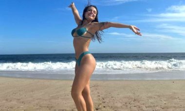 Sorridente, Larissa Manoela curte dia de praia: 'felicidade plena'
