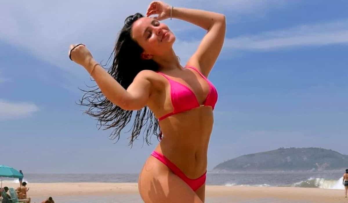 De biquíni rosa, Larissa Manoela curte dia de praia no RJ: 'al(mar)'