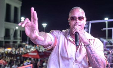 Leo Santana agita o pré-Carnaval de Salvador ao lado de Olodum
