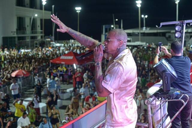 Leo Santana agita o pré-Carnaval de Salvador ao lado de Olodum (Foto: Andre Muzell / AgNews)