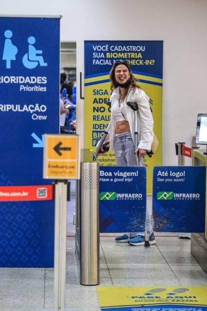 De muletas, Luciana Gimenez é clicada em aeroporto do RJ (Foto: Vitor Eduardo / AgNews)