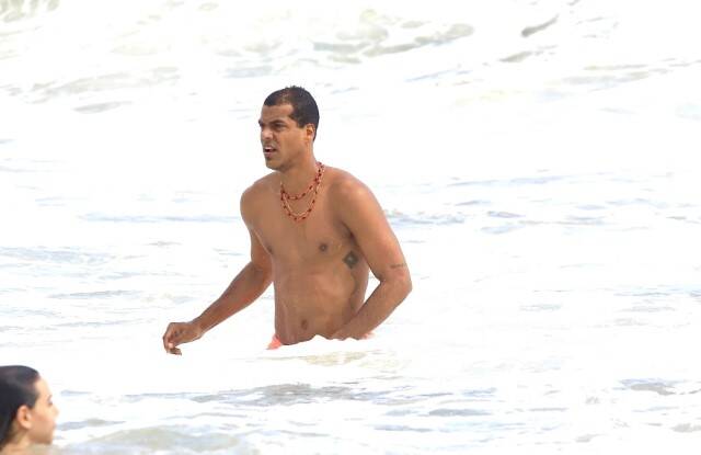Marcello Melo Jr curte banho de mar em dia de praia no RJ (Foto: Fabricio Pioyani / AgNews)