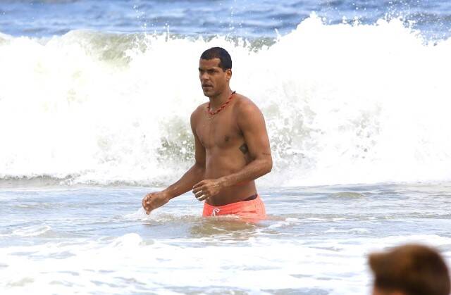 Marcello Melo Jr curte banho de mar em dia de praia no RJ (Foto: Fabricio Pioyani / AgNews)