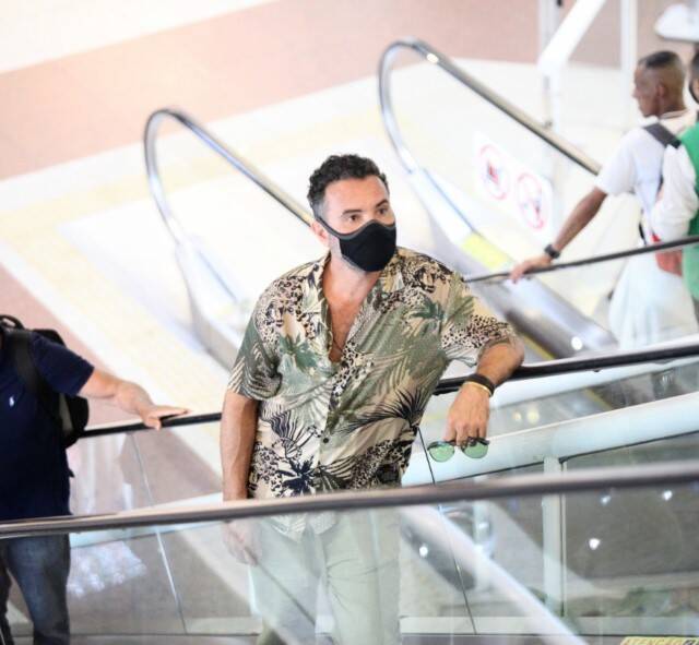 Marco Luque é visto embarcando no aeroporto do Rio de Janeiro (Foto: Rodrigo Adao / AgNews)