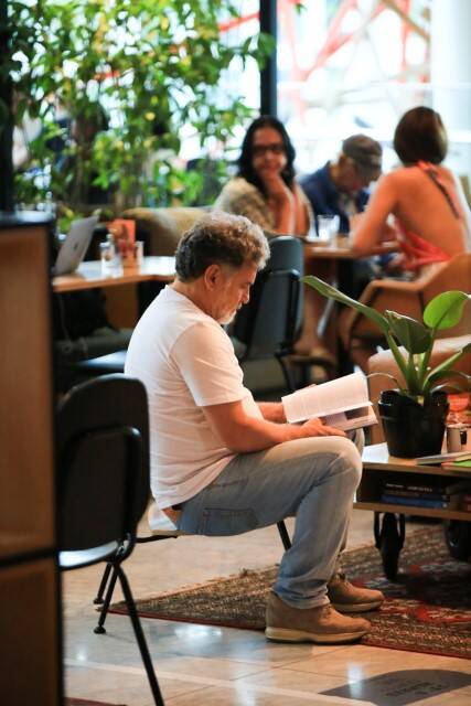 Aos 66 anos, Marcos Frota é flagrado lendo livro em shopping do RJ (Foto: Edson Aipim / AgNews)